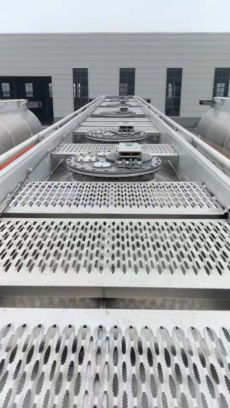 Tri axle Aluminum Fuel Semi Tanker Trailer detail